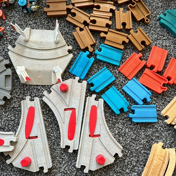 96 piece Thomas & Friends wooden railway track set - Picture 5 of 10